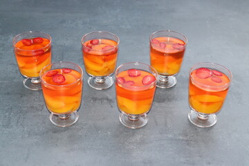 Götterspeise mit Obst hausgemacht. Wackelpudding. Galaretka.