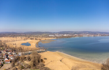 Der Hafen von Moos mit der Radolfzeller Aachmündung, am Horizont die Hegauberge