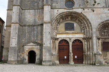 Fototapeta na wymiar L'église collégiale Saint Lazare d'Avallon, de style roman, ville de Avallon, département de l'Yonne, France