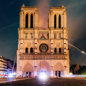 Incendie de  notre dame de paris depuis le parvis en pose longue en haute d&eacute;finition