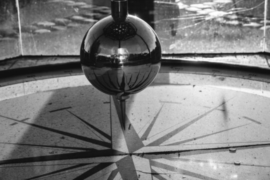 Foucault pendulum and his reflect at Valdivia, Chile (in black and white)