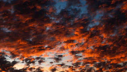Cielo dramático al atardecer con colores naranja y azul