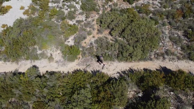 Descente d'une montagne en courant