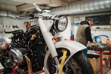 Papier Peint photo Moto Fixation d& 39 une moto personnalisée debout dans un atelier de réparation. Instrumentation et équipement. Passe-temps et emplois uniques