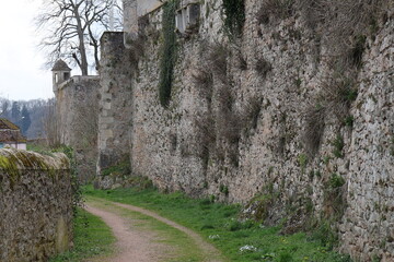 Fototapeta na wymiar Chemin le long des remparts, ville de Avallon, département de l'Yonne, France