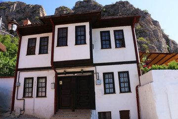 Fototapeta na wymiar Turkey: Old houses from the Ottoman period are still used in Amasya. colorful streets of amasya 