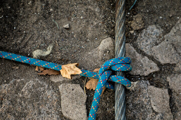 Climbing rope tied with a metal rope knot