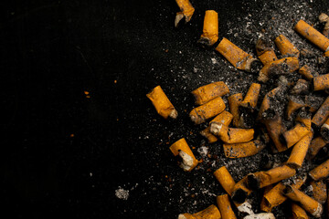 Niedopałki papierosów wyrzucone do popielniczki