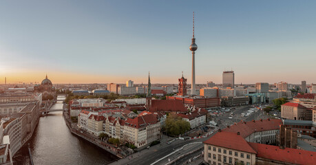 Obraz premium Blick auf den Alexanderplatz in der Mitte der deutschen Hauptstadt Berlin bei Sonnenuntergang