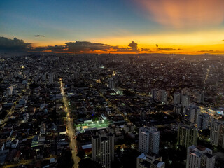 Fototapeta premium Imagem aérea de prédios, tráfego e vida noturna na cidade de Belo Horizonte, estado de Minas Gerais em março de 2022.