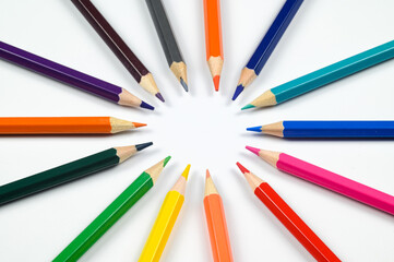 Naklejka premium Multicolored pencils on a white,laid out in the shape of a circle