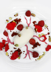 postre de bombón de chocolate blanco con frutos del bosque