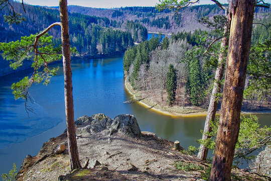 Blick vom Koberfelsen: Panorama auf die fjordartige Bleilochtalsperre in den W&auml;ldern Th&uuml;ringens, Talsperre Burgkhammer, Saale stausee, Th&uuml;ringen, Deutschland