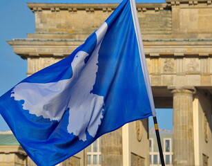 Flagge mit Friedenstaube vor dem Brandenburger Tor in Berlins  - 494296899