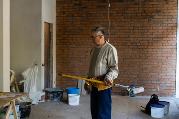 Portrait of a friendly painter at work in an apartment