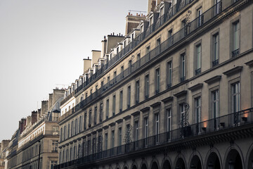 Fototapeta na wymiar series of buildings in rue di rivoli in paris