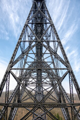 Die imposante Stahlkonstruktion einer Eisenbahnbrücke im Bergischen Land sorgt für Aufsehen unter Besuchern und Touristen