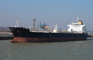 Naklejka premium Southampton Water, England, UK. 2022. Chemical oil tanker ship alongside a refinery to offload cargo.
