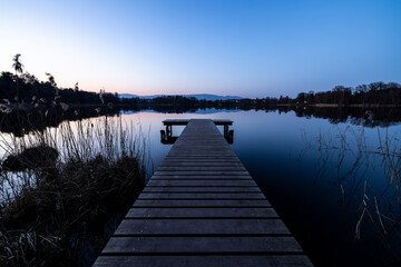 Obraz premium burgäschisee freiheit blaue stunde schweizer moorsee aeschi bern solothurn