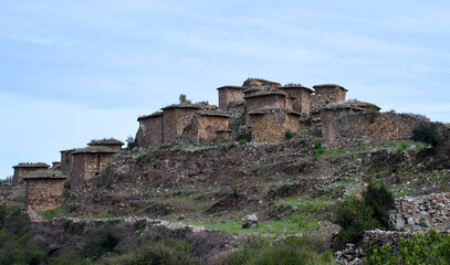 CASAS PRE-INCAS ECHAS DE PIEDRA EN LA MONTAÑAS DE PERÚ