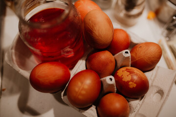 Ostereier natürlich färben mit Zwiebelschale, Rote Beete und Petersilie