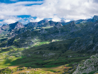 Prairie, montagne et nuage. 