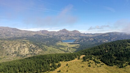 survol du massif des Pyrénées et des forets dans les Pyrénées-Orientales, sud de la France, parc naturel des Bouillouses