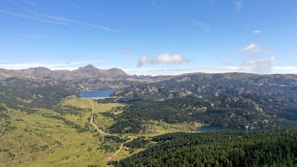 Obraz premium survol du massif des Pyrénées et des forets dans les Pyrénées-Orientales, sud de la France, parc naturel des Bouillouses