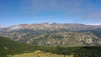Obraz premium survol du massif des Pyrénées et des forets dans les Pyrénées-Orientales, sud de la France, parc naturel des Bouillouses