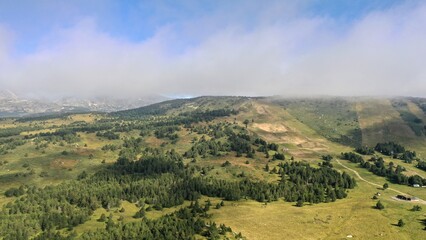 survol du massif des Pyrénées et des forets dans les Pyrénées-Orientales, sud de la France, parc naturel des Bouillouses