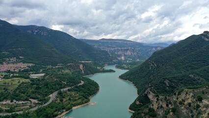 Fototapeta na wymiar massif du Montseny en catalogne dans le nord de l'Espagne et barrage hydroélectrique avec lac de retenue d'eau vue du ciel 