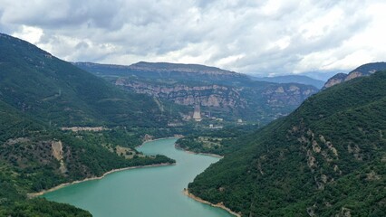 massif du Montseny en catalogne dans le nord de l'Espagne et barrage hydroélectrique avec lac de retenue d'eau vue du ciel 