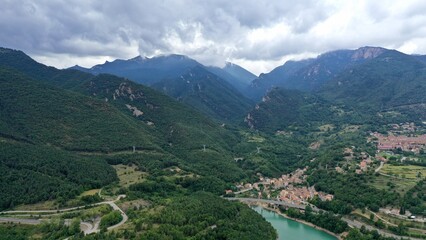 massif du Montseny en catalogne dans le nord de l'Espagne et barrage hydroélectrique avec lac de retenue d'eau vue du ciel 