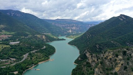 Fototapeta na wymiar massif du Montseny en catalogne dans le nord de l'Espagne et barrage hydroélectrique avec lac de retenue d'eau vue du ciel 