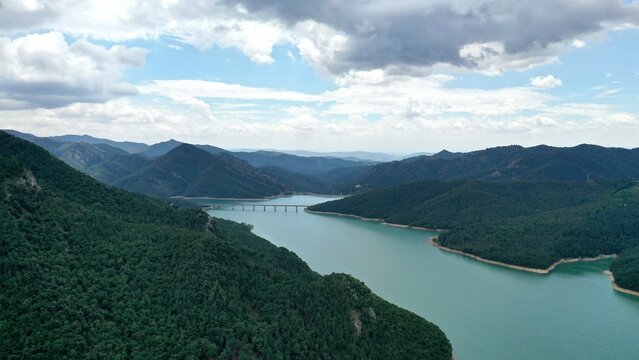 massif du Montseny en catalogne dans le nord de l'Espagne et barrage hydroélectrique avec lac de retenue d'eau vue du ciel © Lotharingia