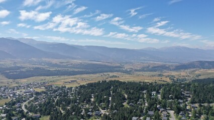 survol du massif des Pyrénées et des forets dans les Pyrénées-Orientales, sud de la France, parc naturel des Bouillouses	