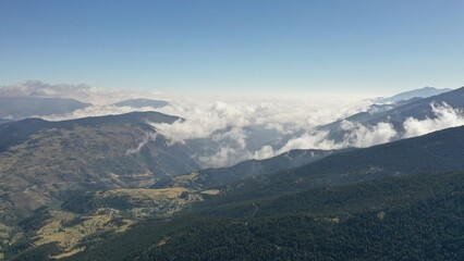 Fototapeta premium survol du massif des Pyrénées et des forets dans les Pyrénées-Orientales, sud de la France, parc naturel des Bouillouses 