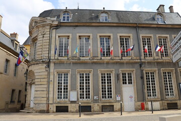 Fototapeta na wymiar La mairie, vue de l'extérieur, ville de Avallon, département de l'Yonne, France