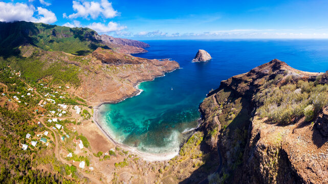 image a&eacute;rienne de la vall&eacute;e de HANE sur l'ile de UA HUKA archipel de marquises polynesie francaise