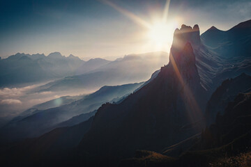 Tag geht in den Bergen zu Ende