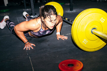 Obraz na płótnie Canvas Young woman training very hard in the gym.