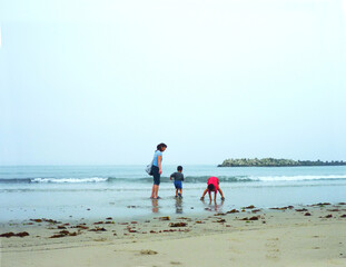 キレイな海の波打際で遊ぶ子供Children playing on the shores of the beautiful sea
