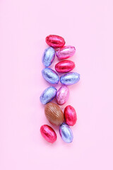 Obraz na płótnie Canvas Tasty chocolate eggs on pink background