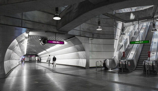 Vienna, Austria: Schottenring modern subway station tunnel connecting U2 with U4