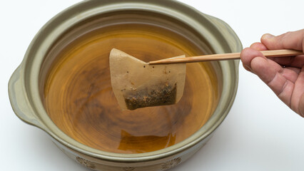 【調理シーン】和風だし・出汁パックでだしを取る