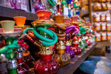 Naklejka premium Various colorful hookahs display on souvenirs stand at market for sale