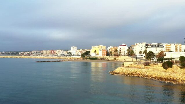 survol du delta de l'Ebre et du port de l'Ampolla en Catalogne, Espagne