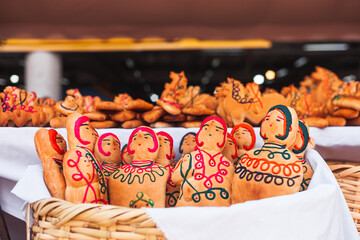 Guaguas de pan hechas de harina y decoradas con masa de colores que se usan para visitar a los muertos en el día de los difuntos o finados en Ecuador.