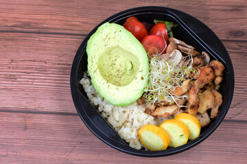 Poke or Bowl of sweet and sour pork, accompanied by zucchini, tomato, quinoa rings, mushrooms, Chinese roots, lettuce and pepper