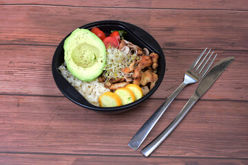 Poke or Bowl of sweet and sour pork, accompanied by zucchini, tomato, quinoa rings, mushrooms, Chinese roots, lettuce and pepper